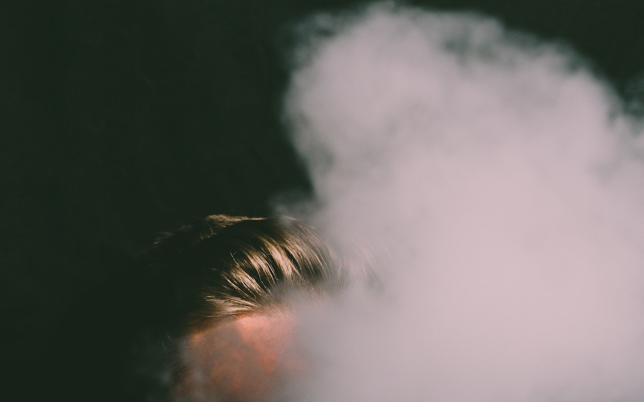Użytkownik e-papierosów wdycha lotną mgłę, powstałą na skutek szybkiego ogrzania roztworu inhalacyjnego składającego się m.in. z nikotyny