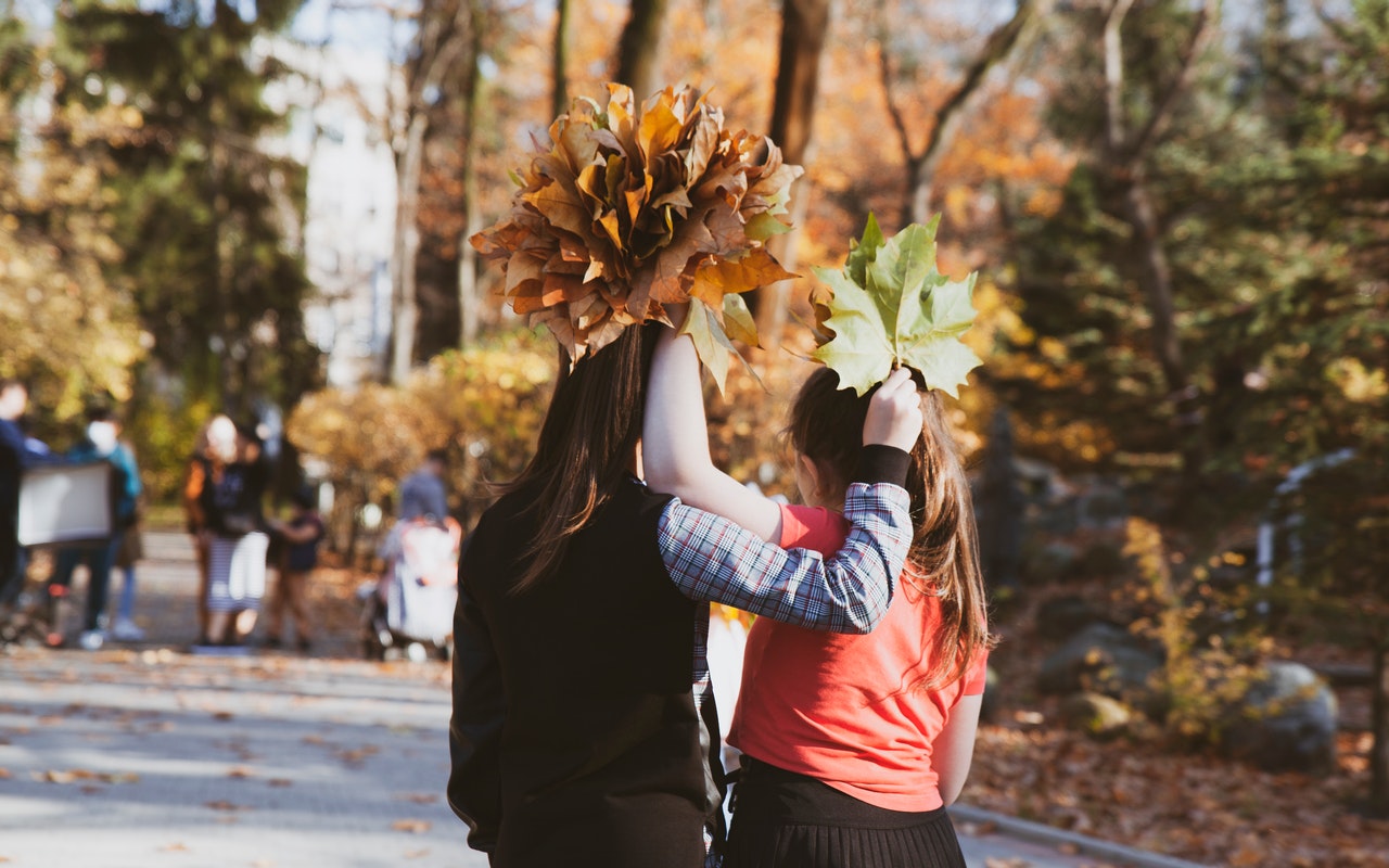 Dwie dziewczynki idą po jesiennym parku