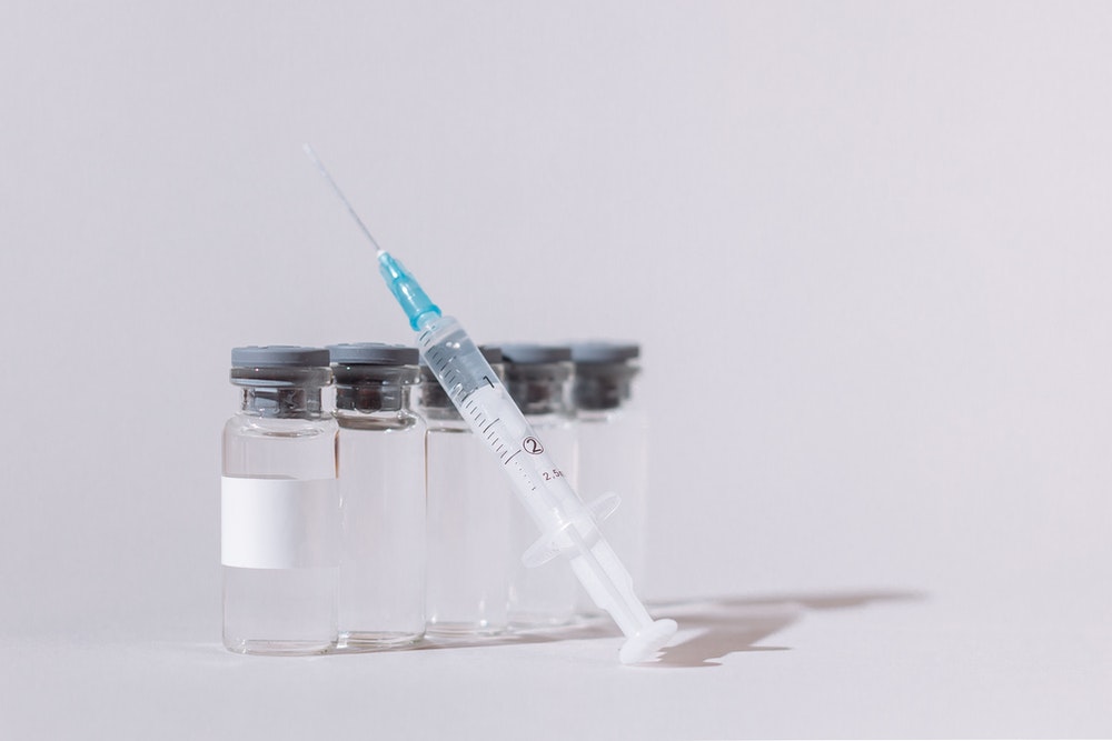 Strzykawka oparta o ampułki ze szczepionką