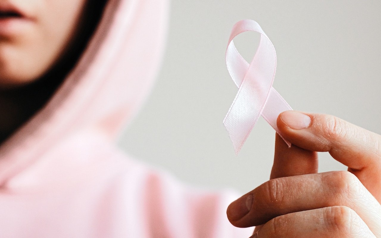 Różowa wstążka to symbol walki z rakiem piersi