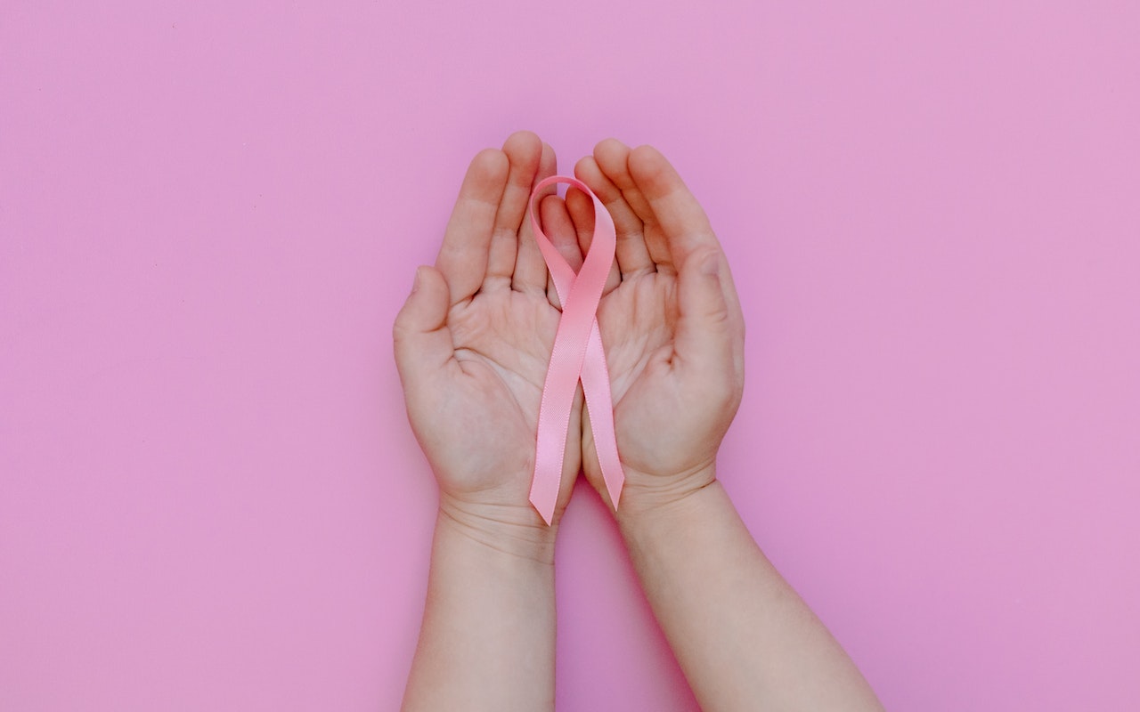 Różowa wstążka to międzynarodowy symbol oznaczający walkę z rakiem piersi