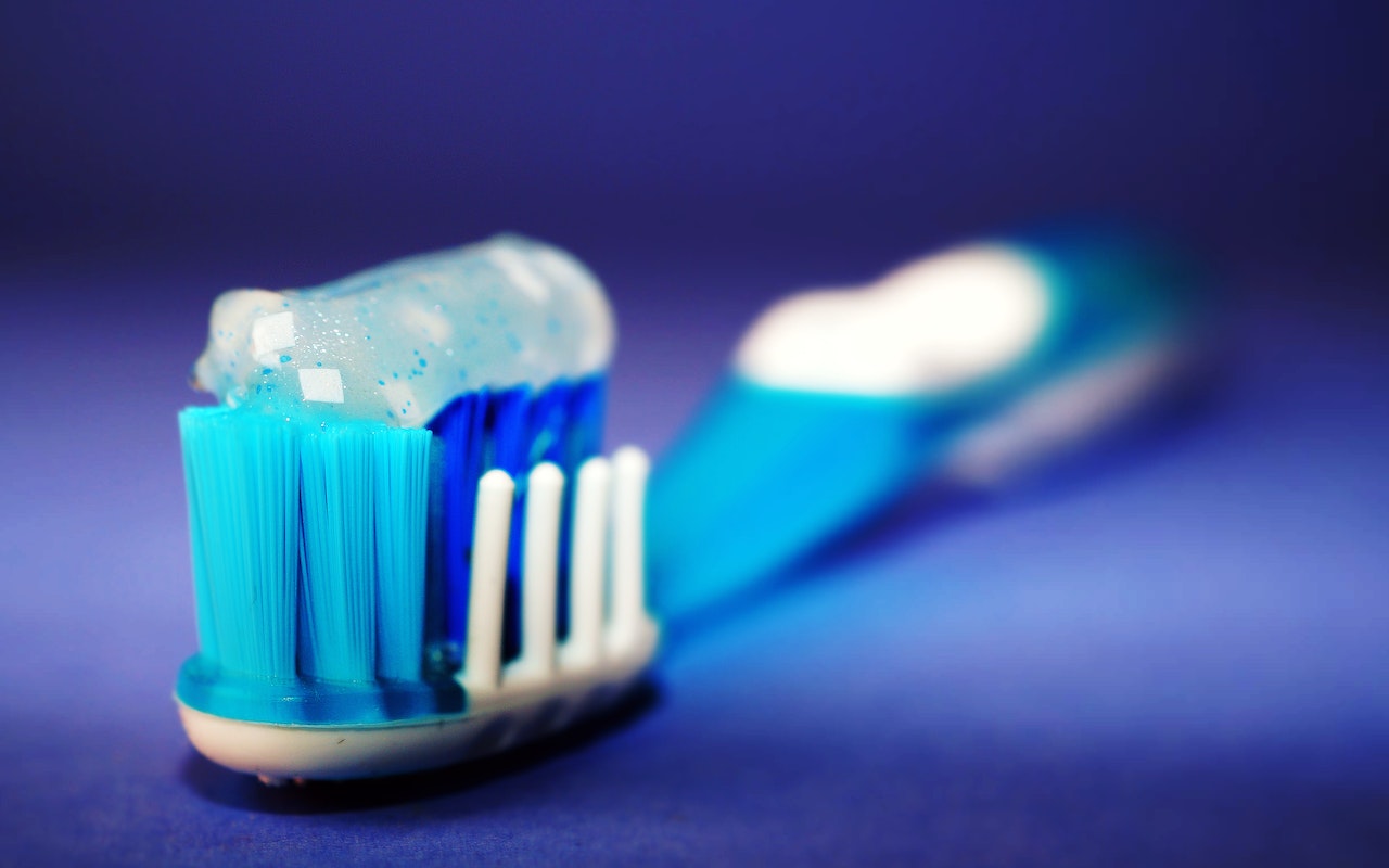 Stosowanie pasty z fluorem zapewnia zdrowe i białe zęby oraz piękny uśmiech