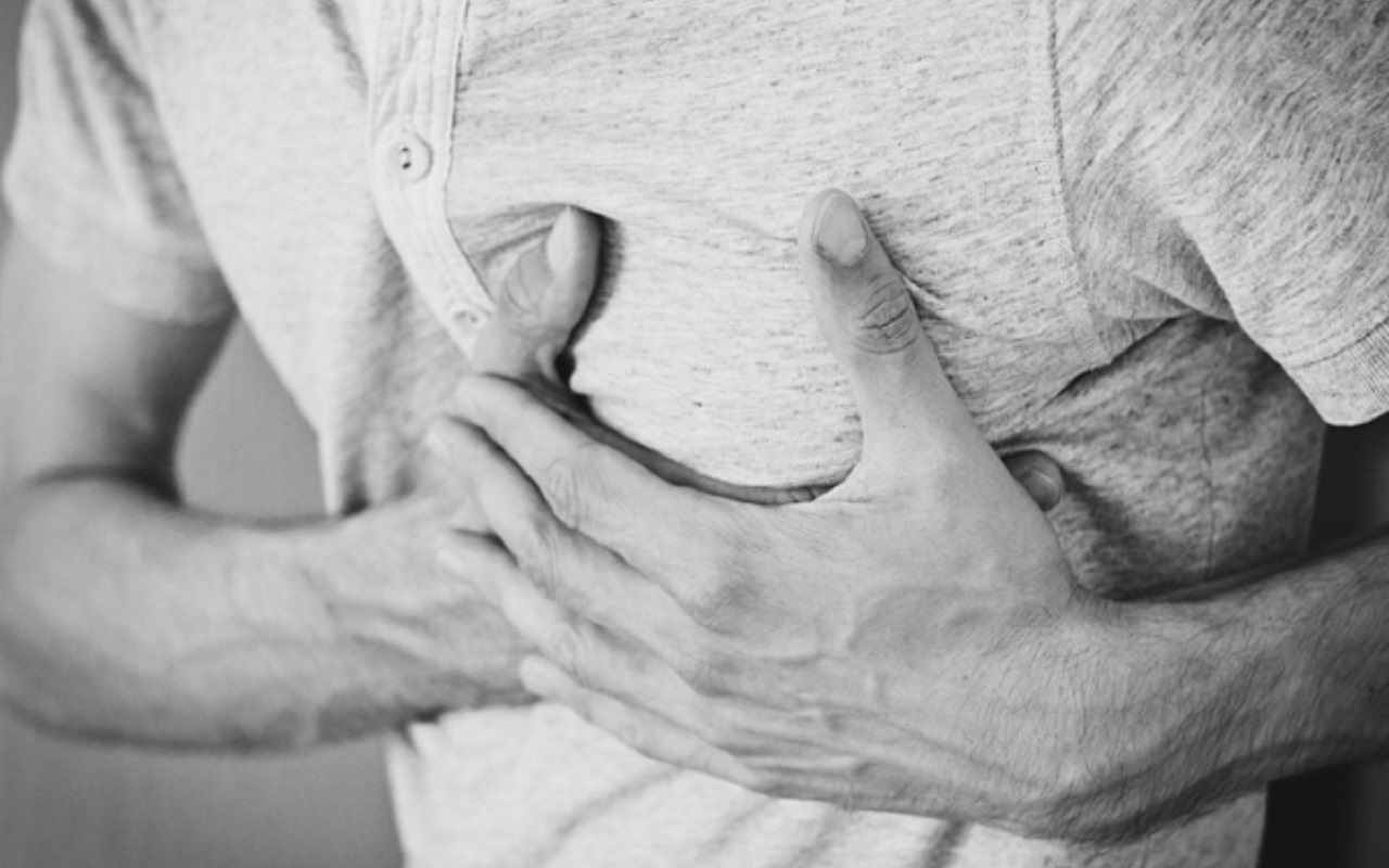 Każdy rodzaj bólu w klatce piersiowej wymaga porady lekarskiej i przeprowadzenia diagnostyki