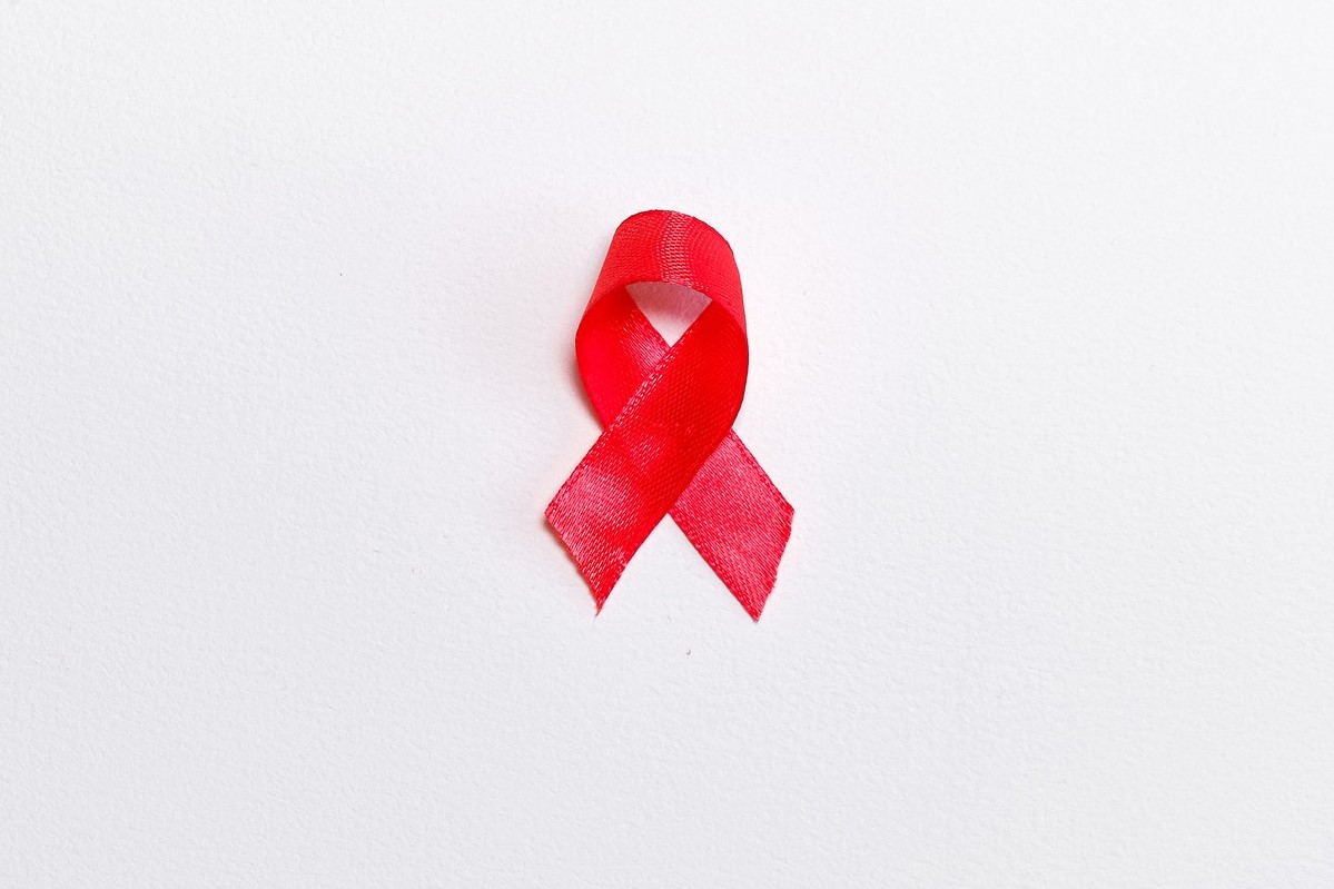 Czerwona kokardka to symbol solidarności z osobami żyjącymi z HIV i AIDS, ich rodzinami i przyjaciółmi