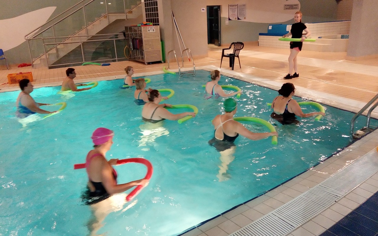 Osoby z  nadwagą ćwiczą w basenie