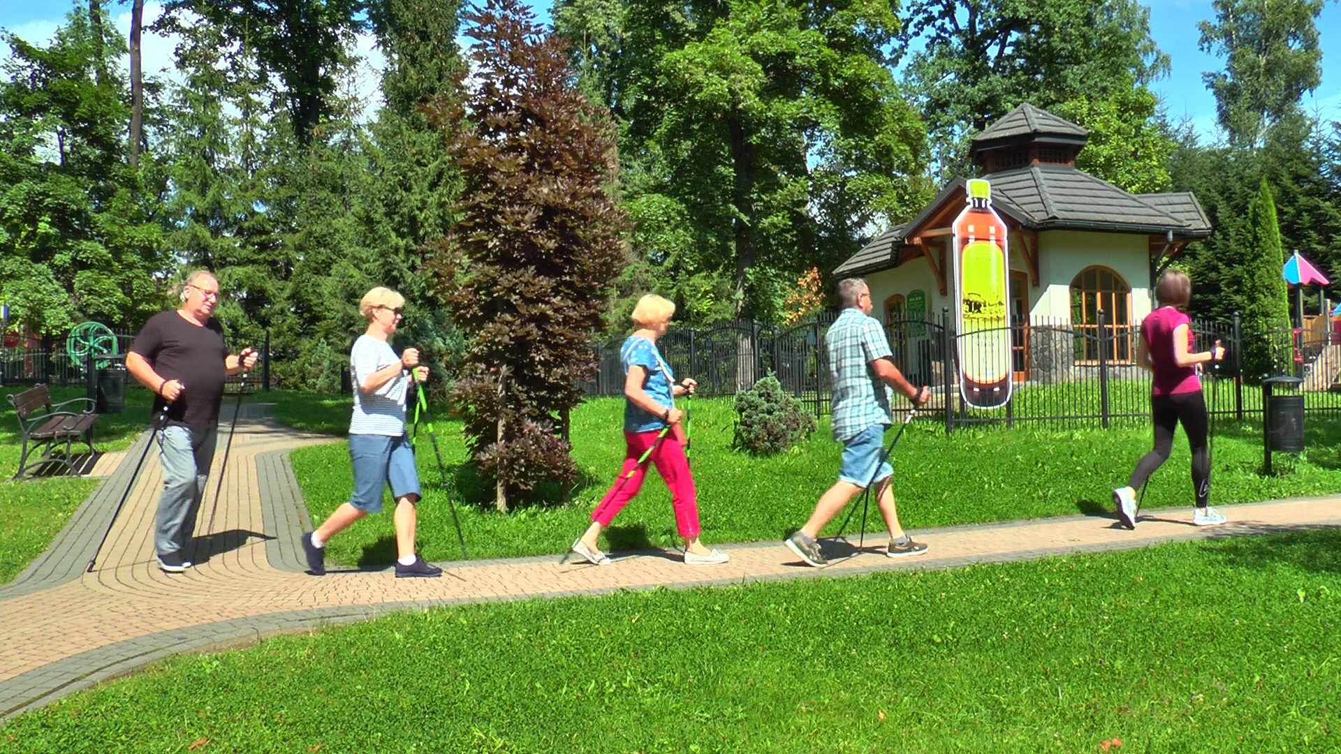 Ludzie spacerujący po parku