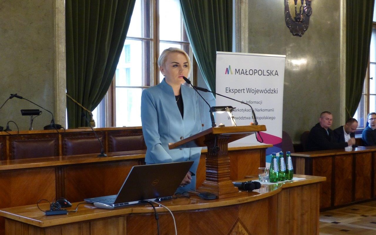 Zastępca Dyrektora Departamentu Zdrowia, Rodziny, Równego Traktowania i Polityki Społecznej Pani Katarzyna Kosik-Gajewska podczas otwarcia konferencji