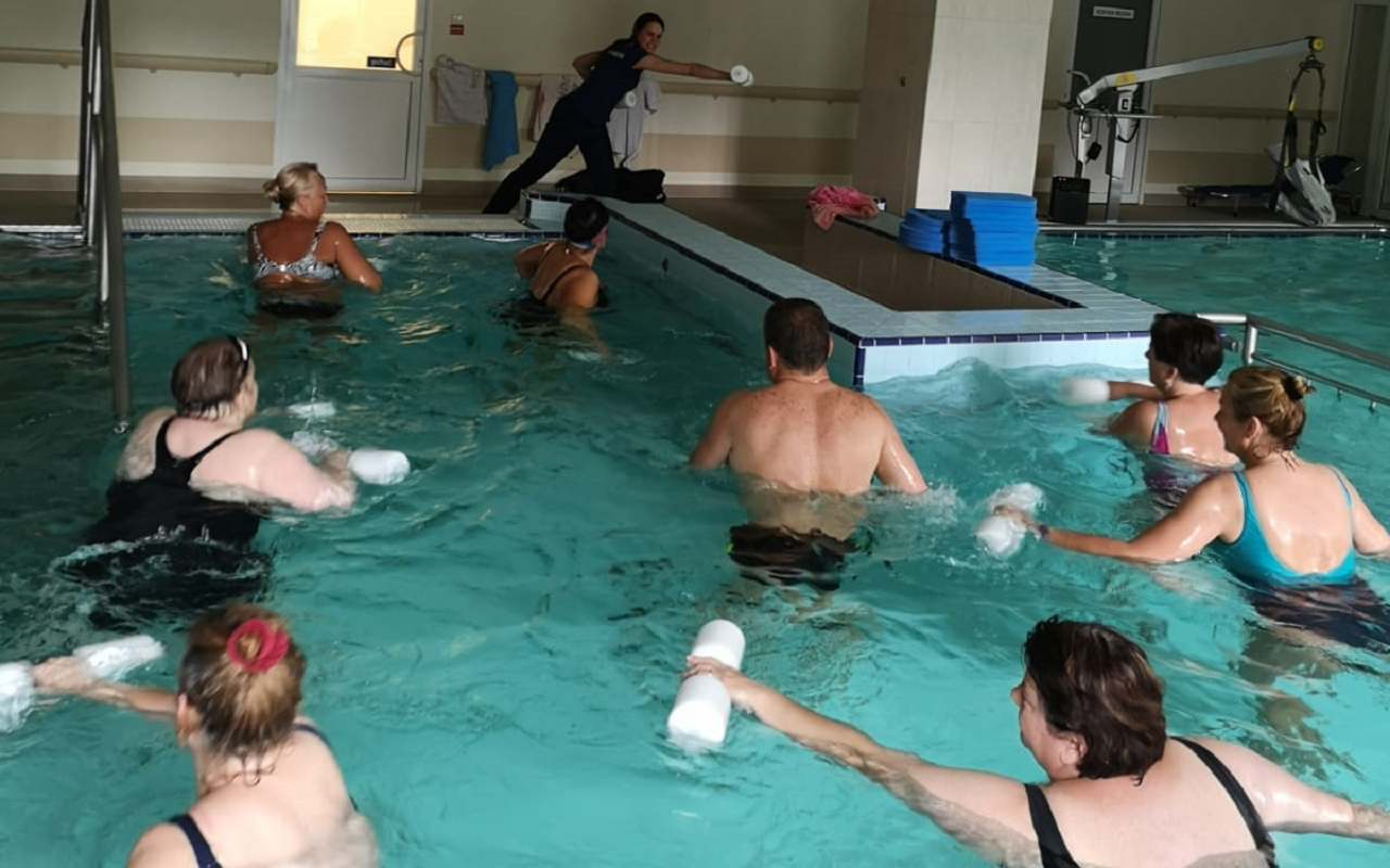 Kobiety i mężczyźni ćwiczą w basenie