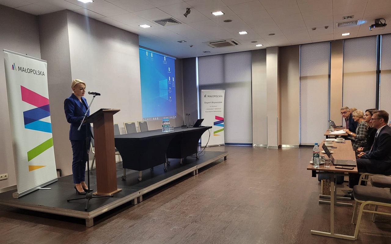 Pani Katarzyna Kosik-Gajewska - Zastępca Dyrektora Departamentu Zdrowia, Rodziny, Równego Traktowania i Polityki Społecznej otwierająca konferencję.