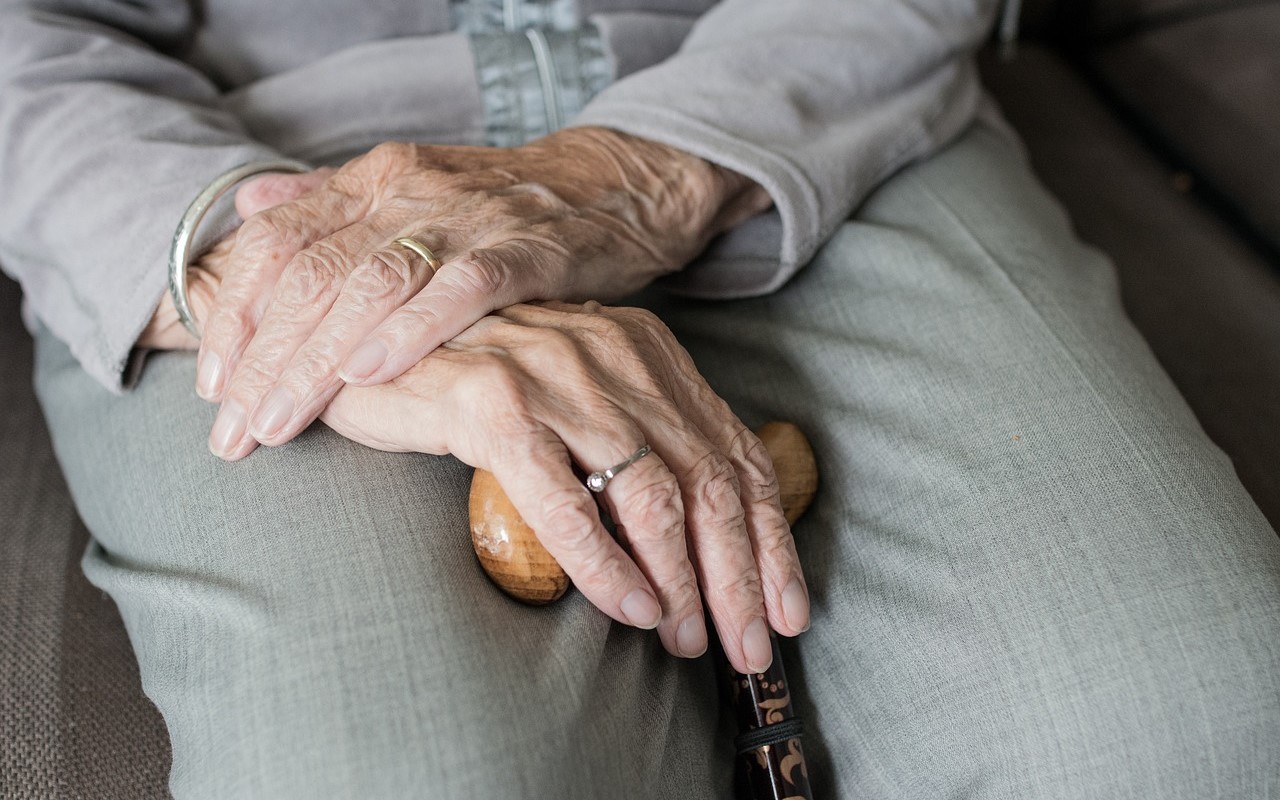 Upadkami są zagrożone osoby w każdym wieku, ale są one szczególnie częste w populacji osób starszych.