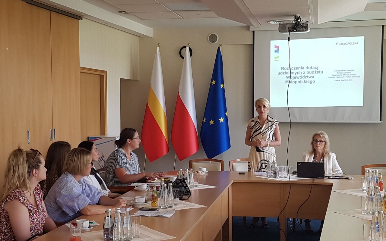 Uczestników szkolenia przywitała Zastępca Dyrektora Departamentu Zdrowia, Rodziny, Równego Traktowania i Polityki Społecznej UMWM – Pani Katarzyna Kosik-Gajewska, która przedstawiła cel spotkania.