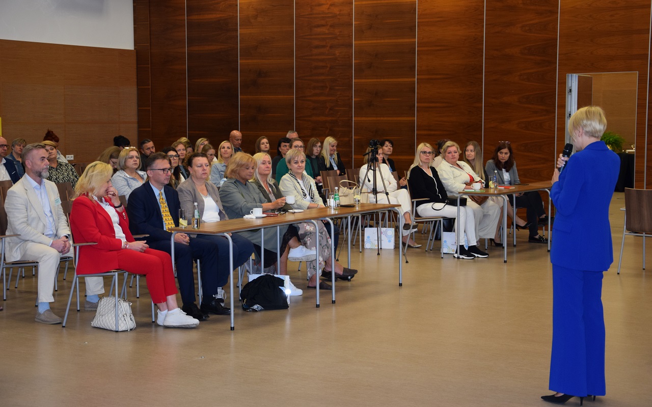 Pani Katarzyna-Kosik Gajewska Z-ca Dyrektora Departamentu Zdrowia, Rodziny, Równego Traktowania i Polstyki Społecznej wita uczestników konferencji