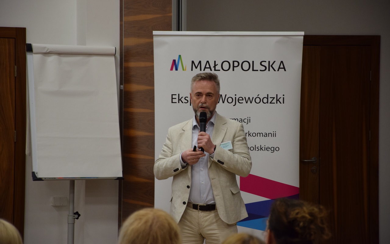 dr n med. Krzysztof Walczewski prowadzi wykład pn. "Odporność psychiczna. Jak ją diagnozować i rozwijać?”