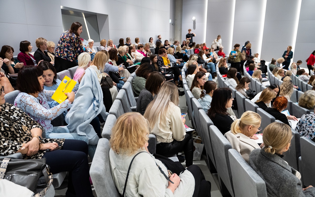 Uczestnicy konferencji w oczekiwaniu na rozpoczęcie wydarzenia