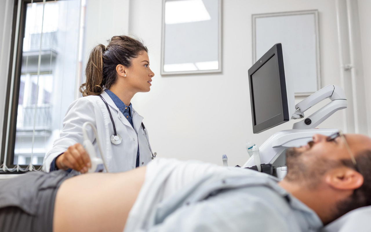 Lekarka wykonująca u pacjenta badanie USG brzucha 