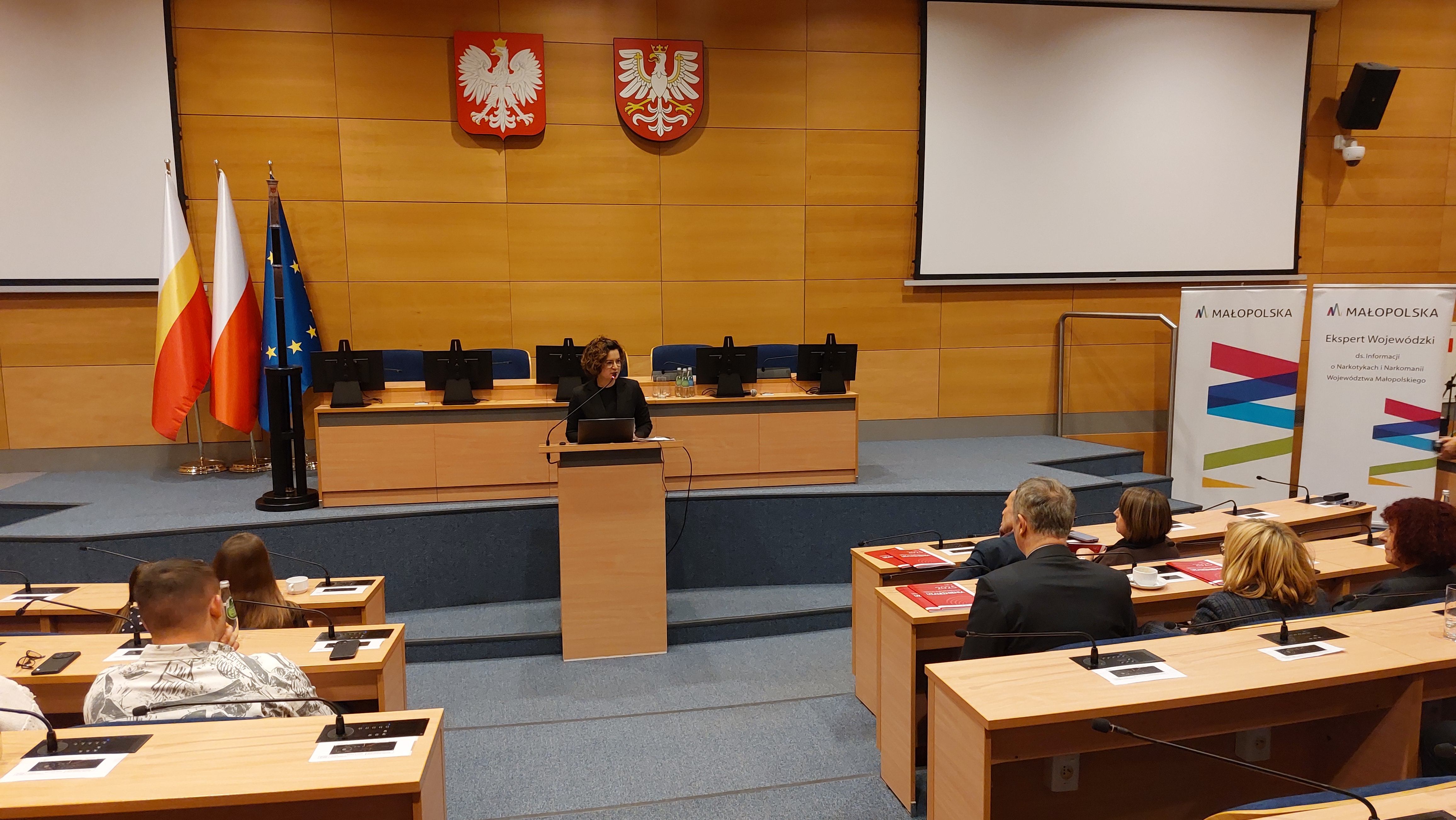 Pani Karolina Załęga, Eksperta ds. Informacji o Narkotykach i Narkomanii Województwa Małopolskiego wita uczestników spotkania