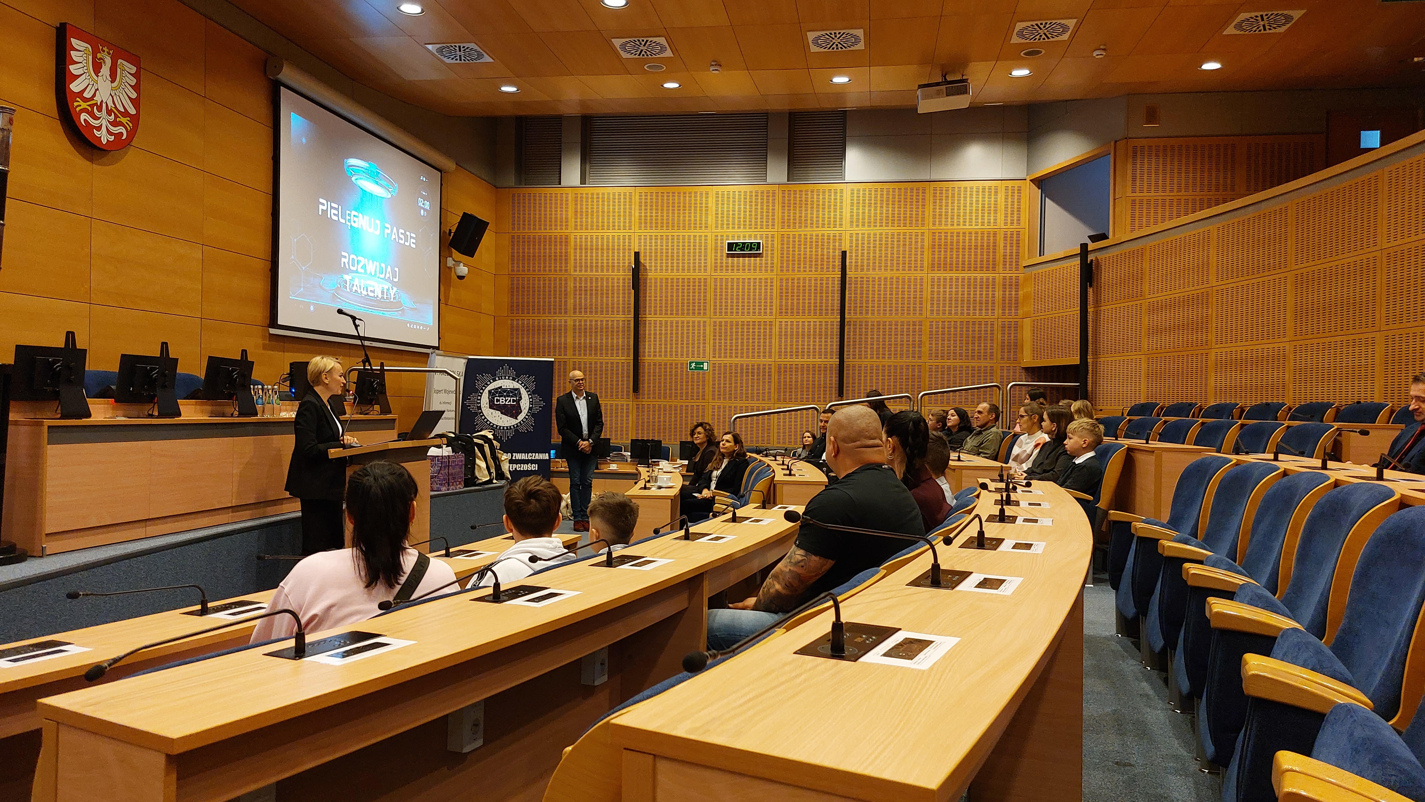 Pani Katarzyna Kosik-Gajewska, Zastępca Dyrektora Departamentu Zdrowia, Rodziny, Równego Traktowania i Polityki Społecznej przemawia do uczestników spotkania