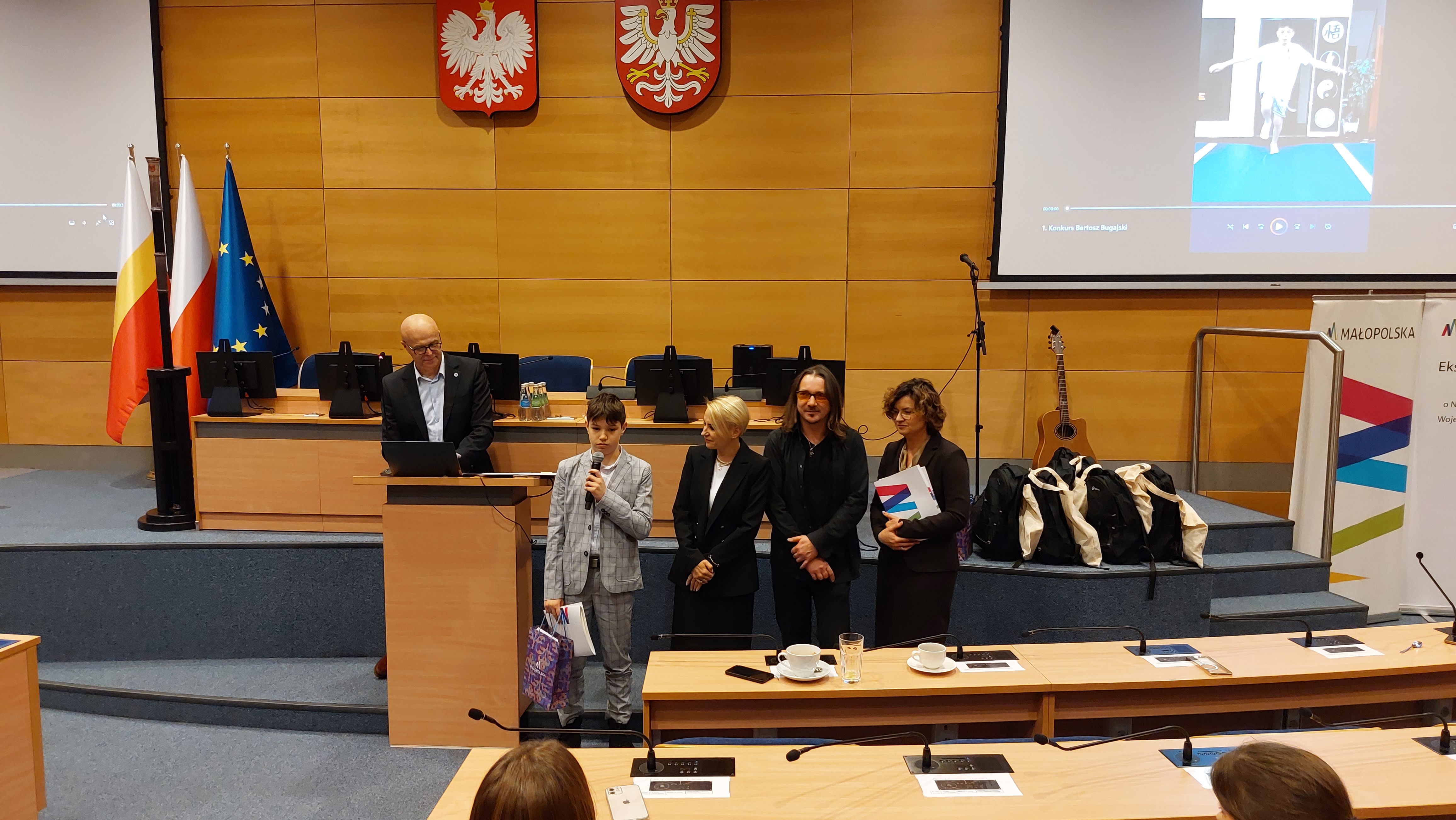 Laureat I miejsca w konkursie odbiera nagrodę.