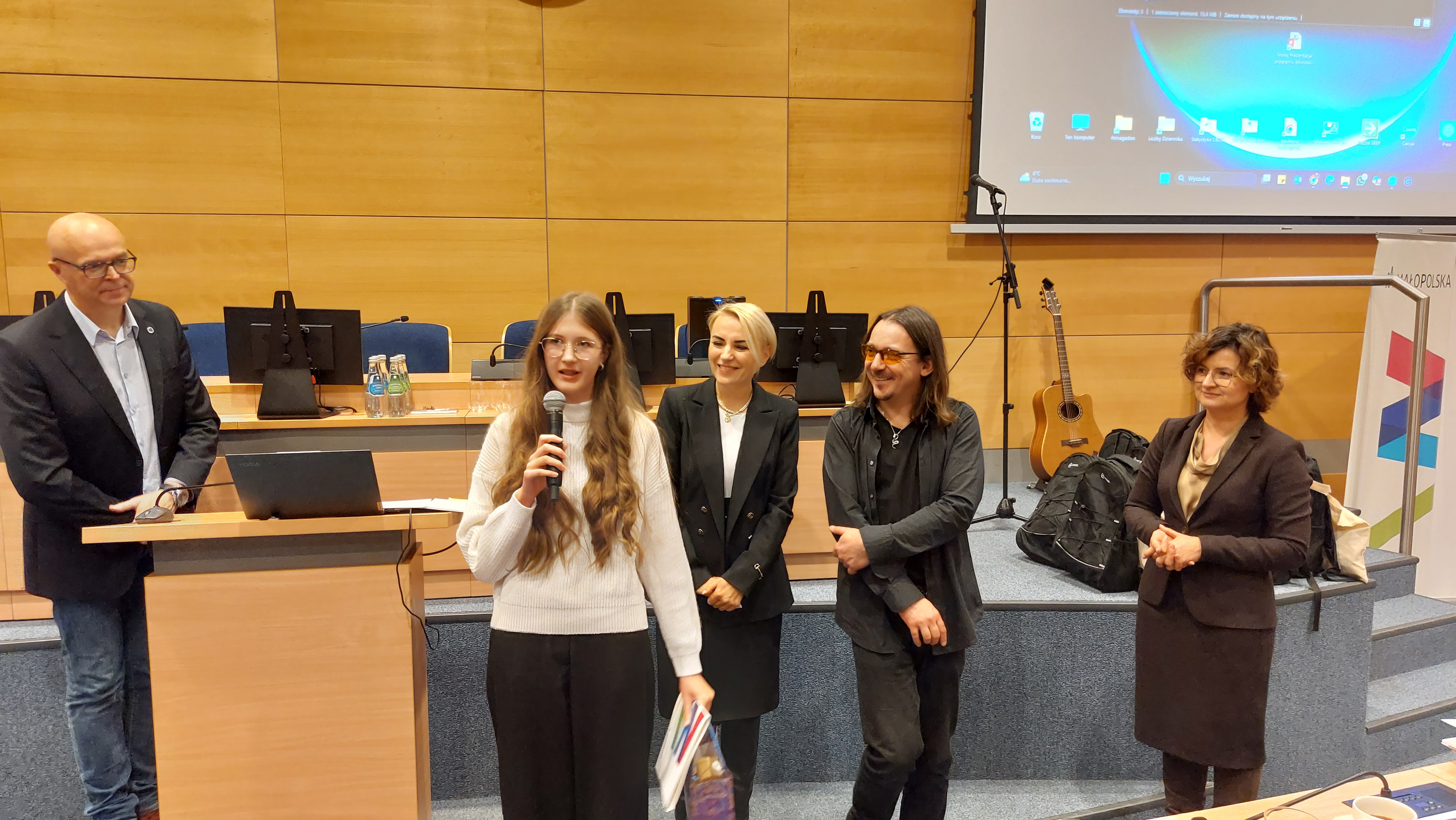 Laureatka konkursu, zdobywczyni III miejsca, podczas uroczystego wręczenia nagród.