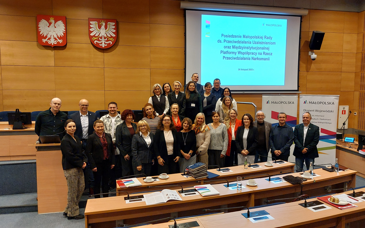 Uczesnicy spotkania pozują do wspólnego zdjęcia