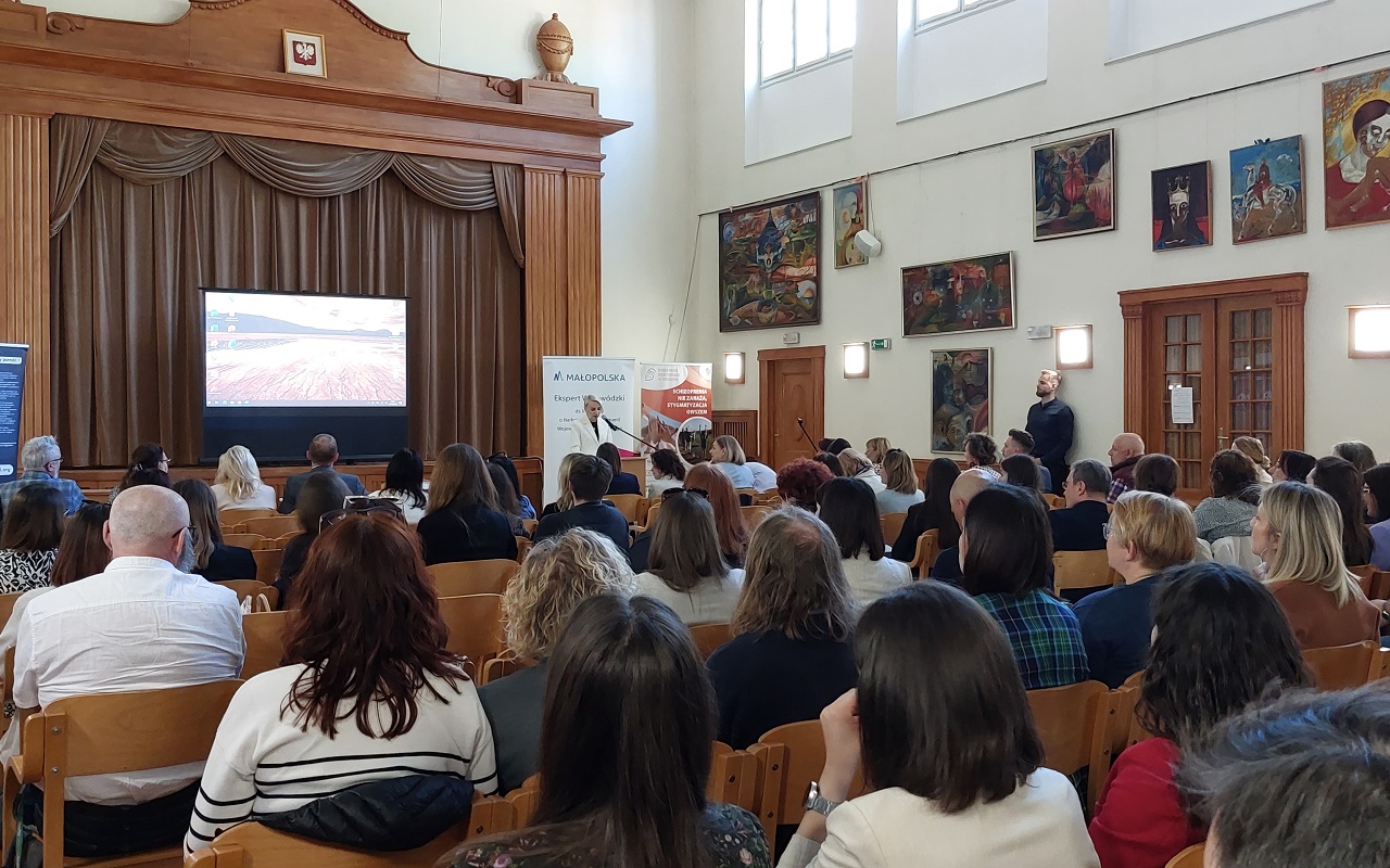 Otwarcie konferencji przez Zastępcę Dyrektora Departamentu Zdrowia, Rodziny, Równego Traktowania oraz Polityki Społecznej Urzędu Marszałkowskiego Województwa Małopolskiego