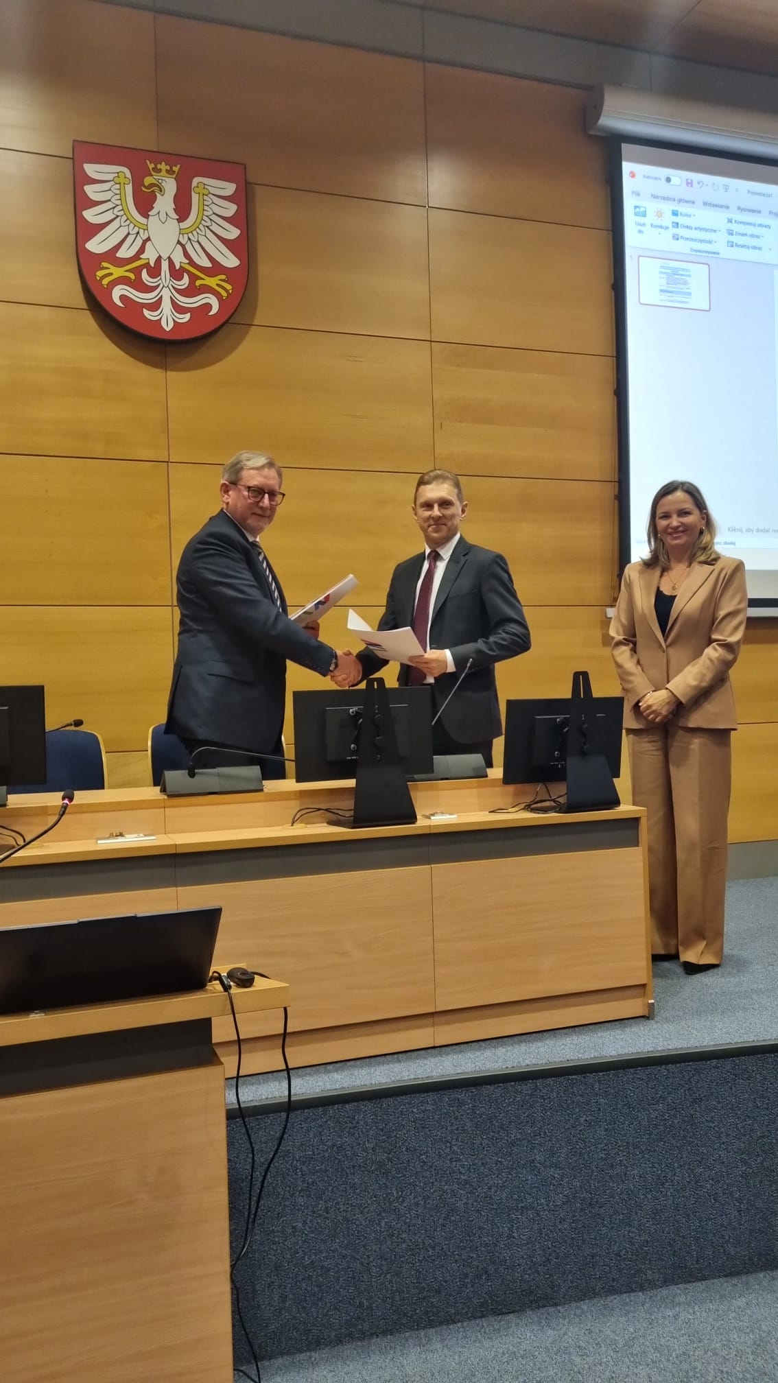 Dyrektorzy Wojewódzkiego Specjalistycznego Szpitala Dziecięcego im. św. Ludwika w Krakowie oraz Szpitala Klinicznego im. dr. J. Babińskiego w Krakowie po podpisaniu porozumienia. Towarzyszy im Dyrektor Departamentu Zdrowia UMWM